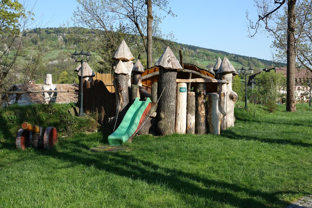Gosciniec Dworski W Ropie - Pokoje Goscinne Ropa Esterno foto