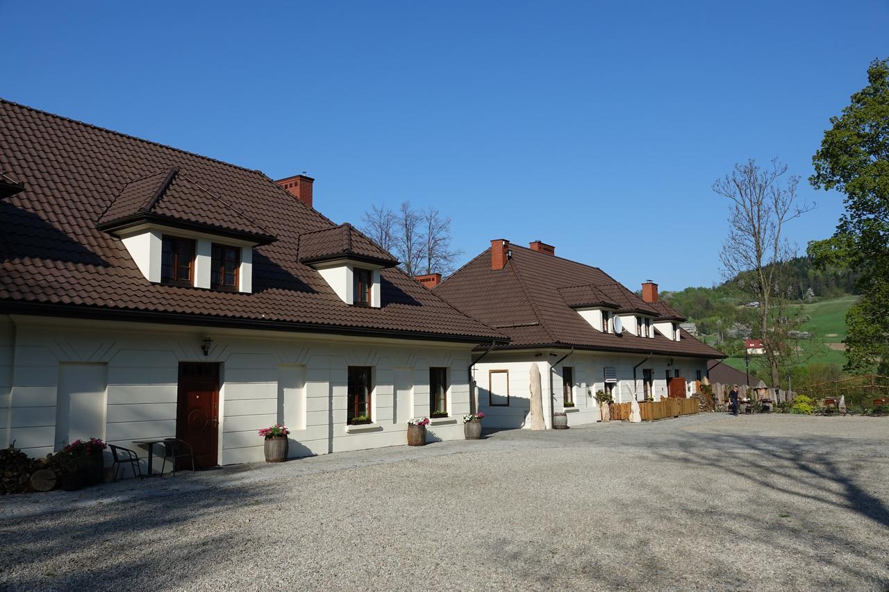 Gosciniec Dworski W Ropie - Pokoje Goscinne Ropa Esterno foto