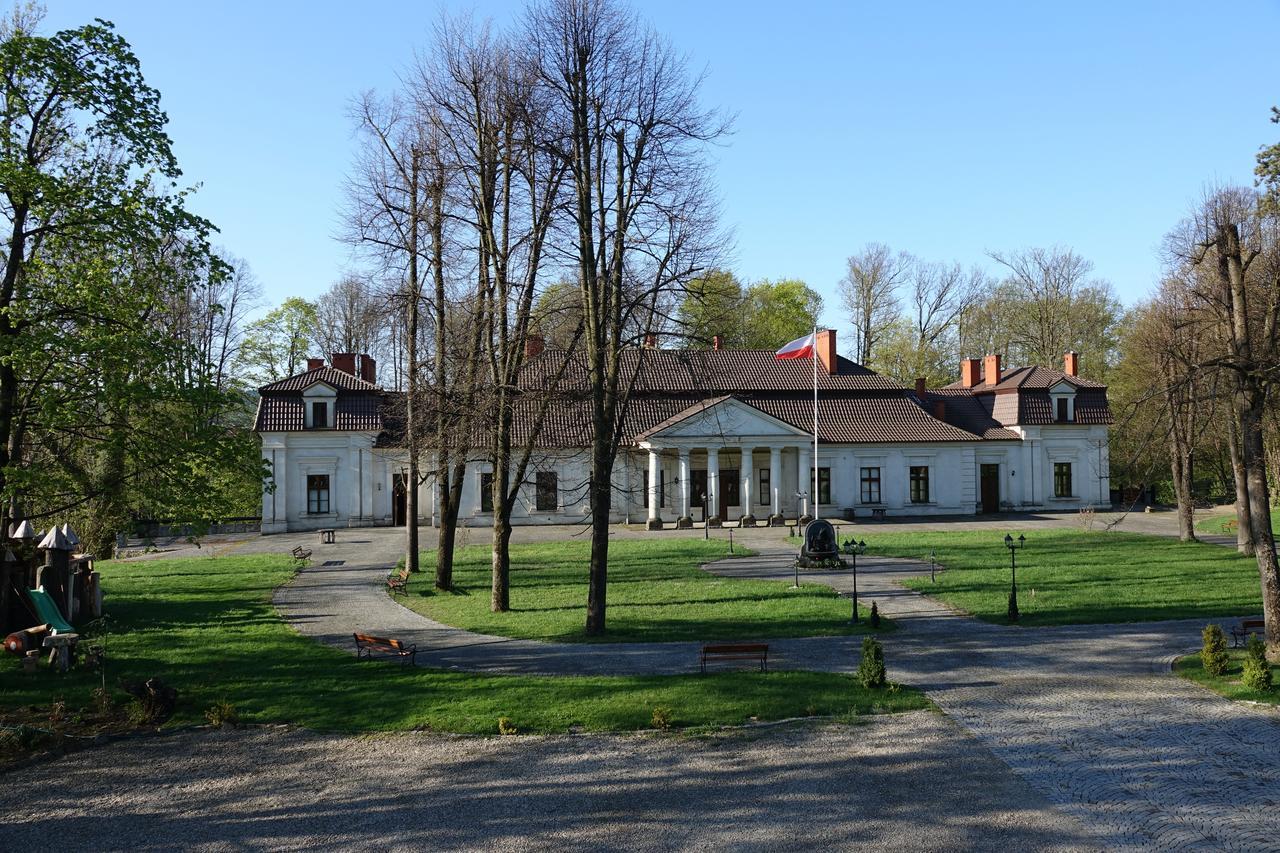 Gosciniec Dworski W Ropie - Pokoje Goscinne Ropa Esterno foto