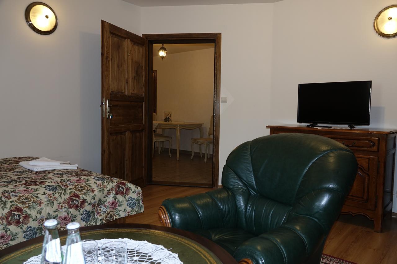 Gosciniec Dworski W Ropie - Pokoje Goscinne Ropa Esterno foto