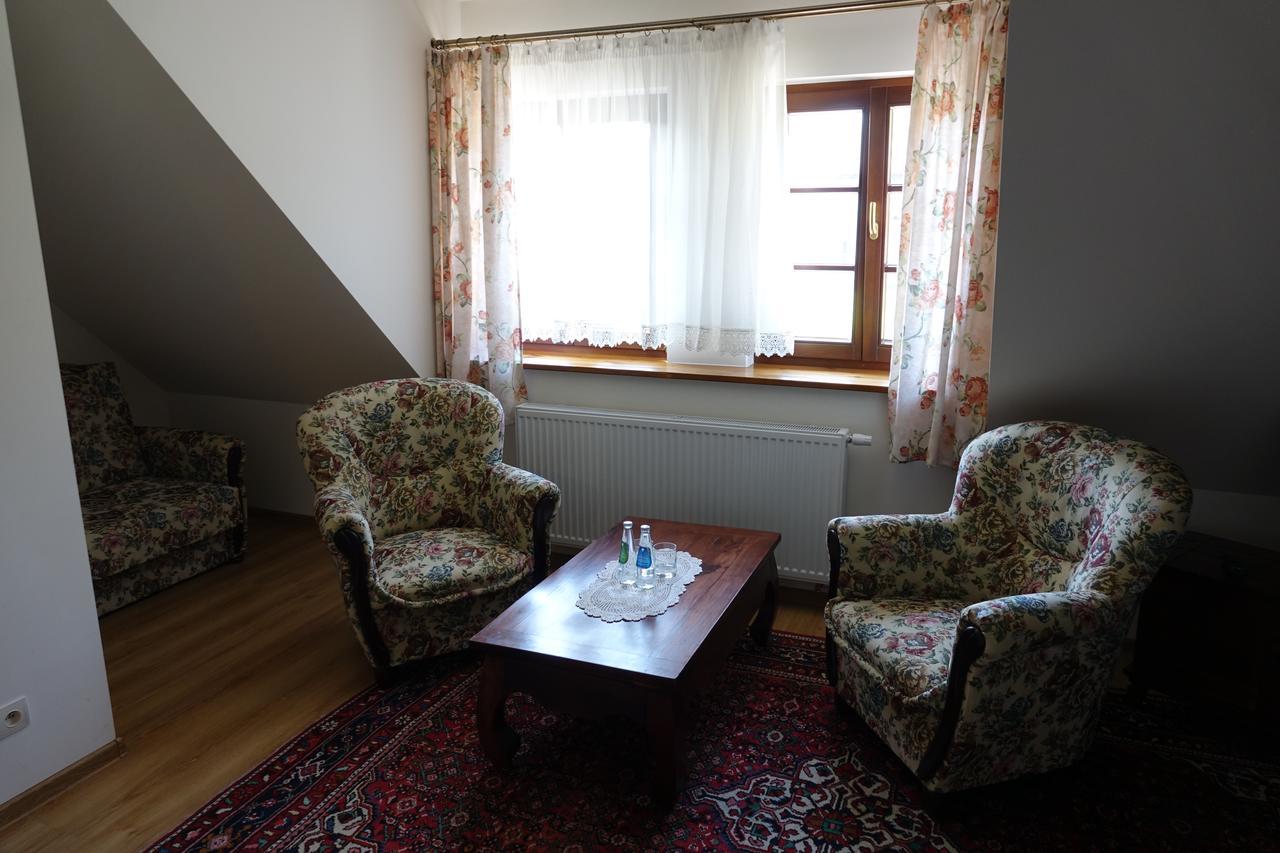 Gosciniec Dworski W Ropie - Pokoje Goscinne Ropa Esterno foto